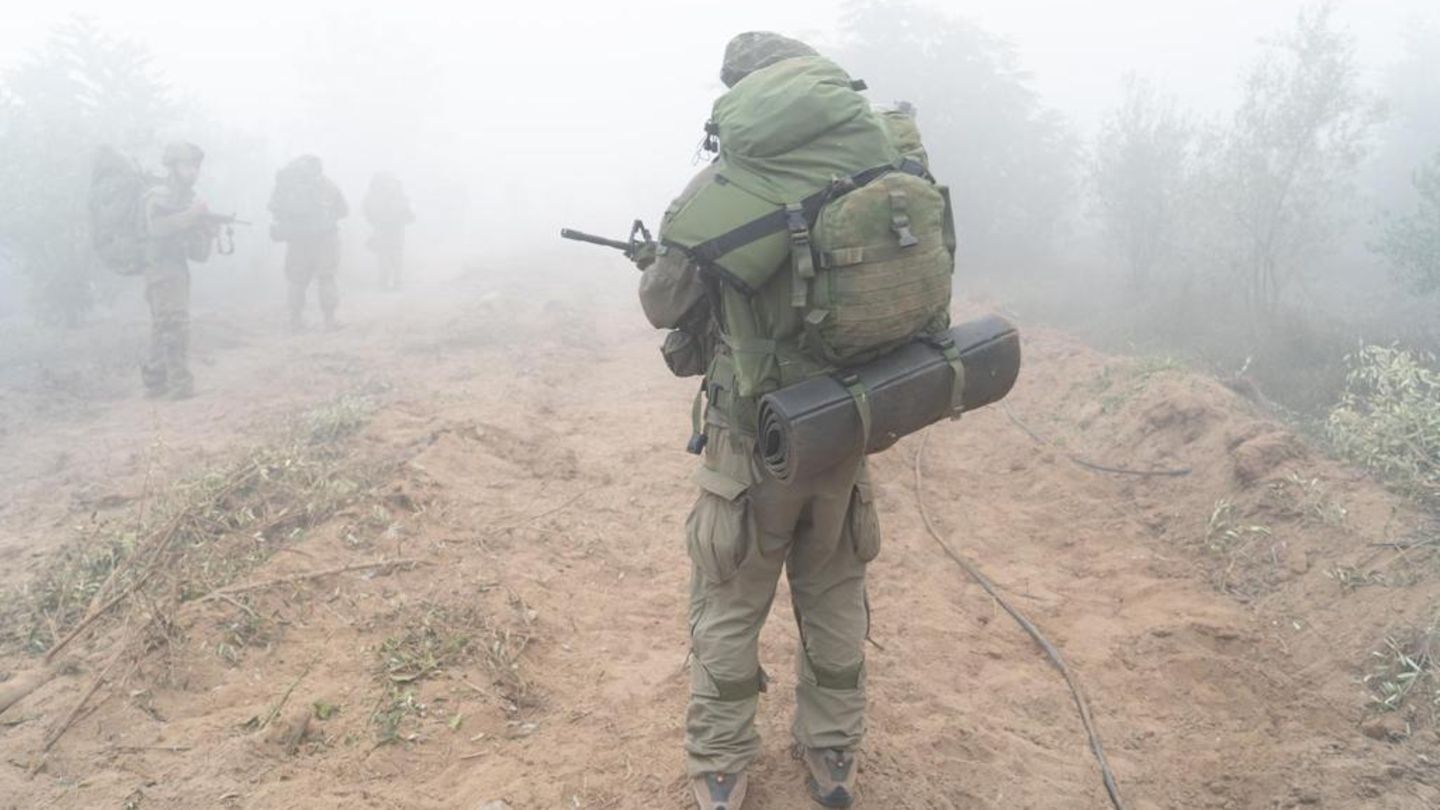 Nach dreiwöchigen Luftangriffen im Kampf gegen die islamistische Hamas dringen israelische Panzer in den von der Terrororganisation kontrollierten Gazastreifen ein. Der Einsatz von Bodentruppen – hier am 30. Oktober 2023 – gilt militärisch als riskant. Immerhin ist der Gazastreifen dich besiedelt und durch die Palästinenser weiträumig untertunnelt.