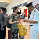 Erstmals seit Beginn des Gaza-Kriegs dürfen Hunderte Ausländer und Palästinenser mit Zweitpass das abgeriegelte Küstengebiet verlassen. Auch einige Deutsche können über den Grenzübergang Rafah nach Ägypten ausreisen. In den folgenden Tagen gehen die Ausreisen weiter.