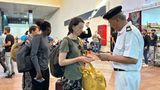 Erstmals seit Beginn des Gaza-Kriegs dürfen Hunderte Ausländer und Palästinenser mit Zweitpass das abgeriegelte Küstengebiet verlassen. Auch einige Deutsche können über den Grenzübergang Rafah nach Ägypten ausreisen. In den folgenden Tagen gehen die Ausreisen weiter.