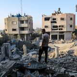 Im Gazastreifen sind seit Kriegsbeginn nach Angaben des Hamas-kontrollierten Gesundheitsministeriums mehr als 10.000 Palästinenser getötet worden, darunter auch Tausende Frauen und Kinder. Die Zahlen lassen sich nicht unabhängig überprüfen. Angesichts der Zerstörungen wie hier in Khan Yunis liegt allerdings nahe, dass Tausende im Gazastreifen ums Leben gekommen sind.