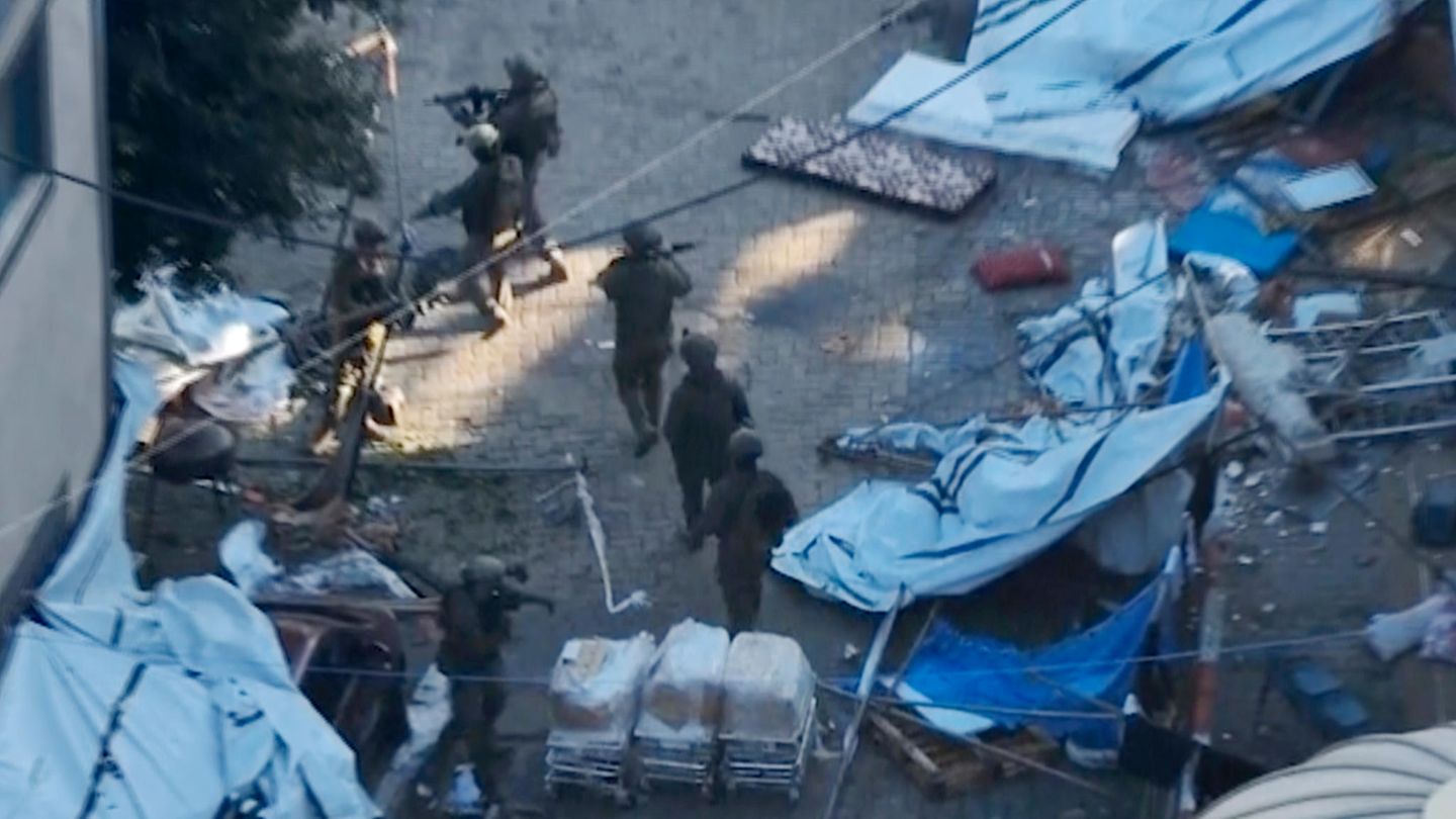Im Kampf gegen die terroristische Hamas dringen israelische Soldaten im Gazastreifen in das Schifa-Krankenhaus ein. Israel vermutet unter dem größten Klinik-Komplex des abgeriegelten Küstenstreifens eine Kommandozentrale der Hamas.
