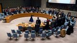 Der Weltsicherheitsrat nimmt in New York eine völkerrechtlich bindende Resolution mit der Forderung nach tagelangen Feuerpausen im Gazastreifen an. Bei dem UN-Beschluss enthalten sich USA, Russland und Großbritannien.