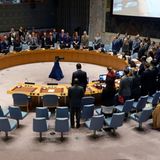 Der Weltsicherheitsrat nimmt in New York eine völkerrechtlich bindende Resolution mit der Forderung nach tagelangen Feuerpausen im Gazastreifen an. Bei dem UN-Beschluss enthalten sich USA, Russland und Großbritannien.