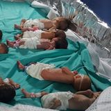 Aus dem heftig umkämpften Schifa-Krankenhaus in Gaza werden 31 Frühchen evakuiert und in den Süden des Gazastreifens gebracht. Das teilen der Rettungsdienst Roter Halbmond und die Weltgesundheitsorganisation (WHO) mit. Die Babys kommen dort auf die Intensivstation eines emiratischen Krankenhauses.