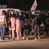 Nach Beginn einer vereinbarten Feuerpause im Gaza-Krieg wird eine erste Gruppe von 24 Geiseln der islamistischen Hamas – darunter diese Frauen in rosa Kleidung – nach Israel zurückgebracht. Israel lässt 39 palästinensische Häftlinge frei. Während der viertägigen Waffenruhe kommen 69 der rund 240 Geiseln frei. Israel entlässt 150 Palästinenser aus der Haft. Israel und die Hamas einigen sich am 27. November auf eine zweitägige Verlängerung und weitere Freilassungen. Am 30. November wird die Feuerpause um zunächst einen weiteren Tag verlängert.