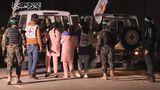 Nach Beginn einer vereinbarten Feuerpause im Gaza-Krieg wird eine erste Gruppe von 24 Geiseln der islamistischen Hamas – darunter diese Frauen in rosa Kleidung – nach Israel zurückgebracht. Israel lässt 39 palästinensische Häftlinge frei. Während der viertägigen Waffenruhe kommen 69 der rund 240 Geiseln frei. Israel entlässt 150 Palästinenser aus der Haft. Israel und die Hamas einigen sich am 27. November auf eine zweitägige Verlängerung und weitere Freilassungen. Am 30. November wird die Feuerpause um zunächst einen weiteren Tag verlängert.