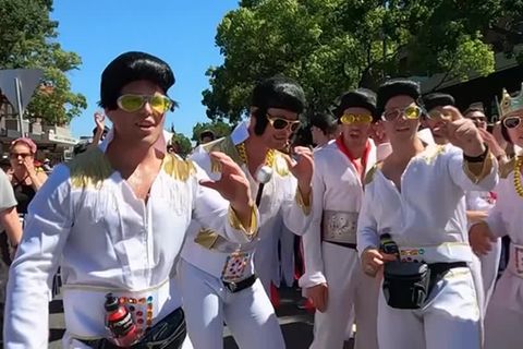 Video: Der King lebt! Zumindest sein Andenken für ein paar Tage in Australien