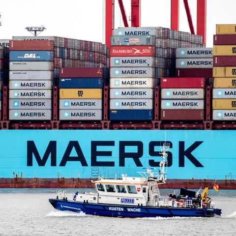 Reedereien wie Maersk schicken ihre Containerschiffe aktuell auf den großen Umweg um Afrika
