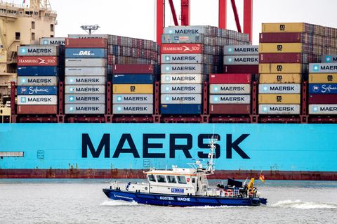 Reedereien wie Maersk schicken ihre Containerschiffe aktuell auf den großen Umweg um Afrika