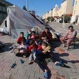 Gut fünf Wochen nach dem Beginn der israelischen Bodenoffensive im Norden des Gazastreifens weitet das Militär seine Einsätze auf das gesamte Palästinensergebiet aus. Zuvor waren israelische Bodentruppen vor allem im Norden im Einsatz. Für die Zivilbevölkerung, die ja schon zu Hunderttausenden aus dem Norden geflohen ist, wird die Lage immer prekärer.