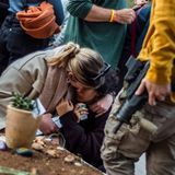 Bei der Bestattung einer der Geiseln bricht der Schmerz aus den Angehörigen heraus.