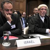 Die Kritik an Israel wegen der immer schlechteren humanitären Lage im Gazastreifen wächst – nicht nur in der arabischen Welt. Schließlich bringt Südafrika Genozid-Vorwürfe gegen Israel vor den Internationalen Gerichtshof in Den Haag. Dort weist Israel den Vorwurf des Völkermords zurück. Die Klage Südafrikas sei haltlos und müsse abgewiesen werden, fordert Israels Rechtsvertreter Tal Becker (l.) vor dem Weltgericht in Den Haag. Mit einer ersten Entscheidung der Richter wird vor dem 6. Februar gerechnet.