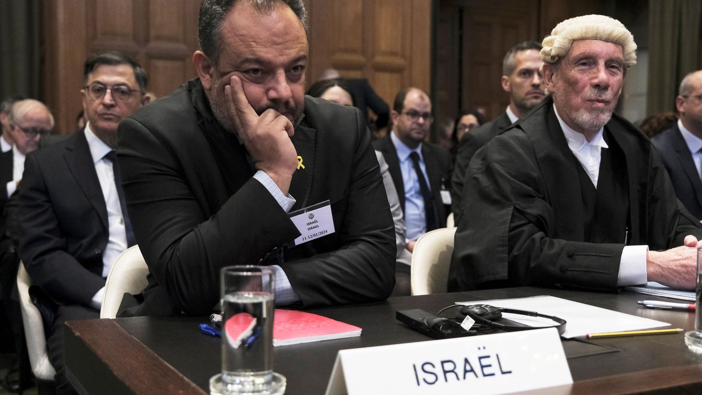 11. Januar 2024 Die Kritik an Israel wegen der immer schlechteren humanitären Lage im Gazastreifen wächst – nicht nur in der arabischen Welt. Schließlich bringt Südafrika Genozid-Vorwürfe gegen Israel vor den Internationalen Gerichtshof in Den Haag. Dort weist Israel den Vorwurf des Völkermords zurück. Die Klage Südafrikas sei haltlos und müsse abgewiesen werden, fordert Israels Rechtsvertreter Tal Becker (l.) vor dem Weltgericht in Den Haag. Mit einer ersten Entscheidung der Richter wird vor dem 6. Februar gerechnet.