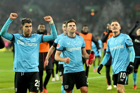 Sehen auf den ersten Blick aus wie Schiedsrichter, sind aber doch die Spieler von Tabellenführer Bayer 04 Leverkusen