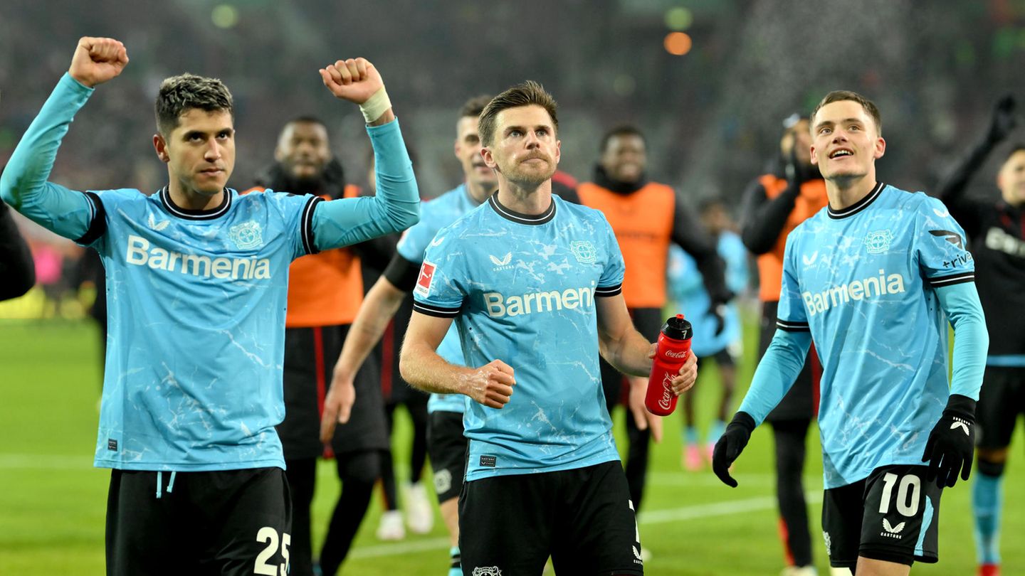 Sehen auf den ersten Blick aus wie Schiedsrichter, sind aber doch die Spieler von Tabellenführer Bayer 04 Leverkusen