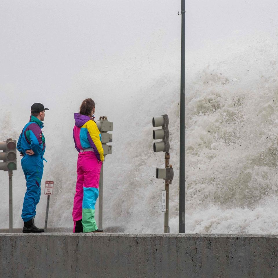 Eisige Kälte und Stürme ziehen aktuell über große Teile der nördlichen US-Staaten. In Revere Beach, Massachussets gibt es dazu meterhohe Wellen und Flut-Gefahr. Die beiden Schaulustigen dachten sich wohl: wenn schon rausgehen bei der eisig-weißgrauen Kälte, dann um einen bunten Farbklecks zu setzen. Wofür 80er Jahre-Ski-Overalls alles gut sein können ...