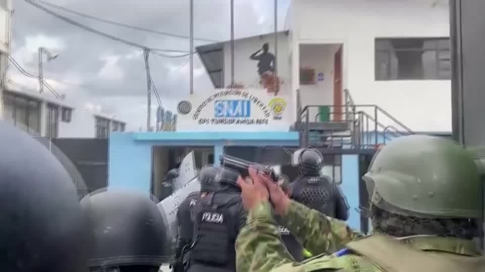 Video: Ecuador: Dutzende Gefängnis-Geiseln befreit Video: Ecuador: Dutzende Gefängnis-Geiseln befreit