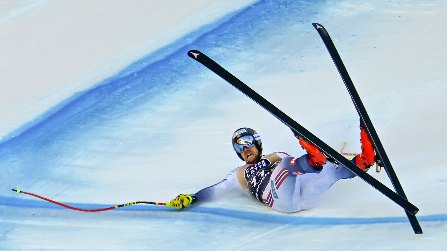 Aleksander Aamodt Kilde rutscht auf dem Rücken die Skirenn-Piste in Wengen herunter