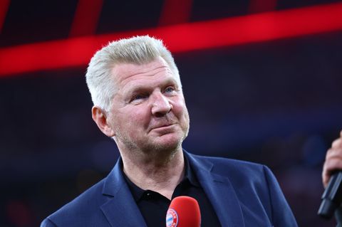 Stefan Effenberg steht mit Mikro in der Hand in einem Fußball-Stadion