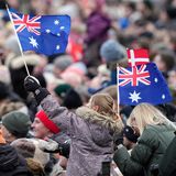 Zuschauer vor dem Schloss