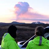 Aus der Entfernung sieht der Vulkanausbruch fast harmlos aus: ein Wölkchen, das über dem Horizont aufsteigt