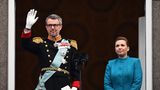 Der frisch gekürte König Frederik X. grüßt sein Volk vom Balkon des Christiansborg Palastes in Kopenhagen. Die dänische Ministerpräsidentin Mette Frederiksen schaut zu.