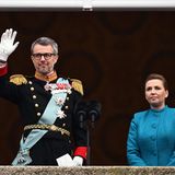 Der frisch gekürte König Frederik X. grüßt sein Volk vom Balkon des Christiansborg Palastes in Kopenhagen. Die dänische Ministerpräsidentin Mette Frederiksen schaut zu.