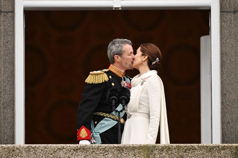Der Kuss des neuen Königspaares: Frederik küsst Mary auf dem Balkon des Christiansborg Palastes in Kopenhagen