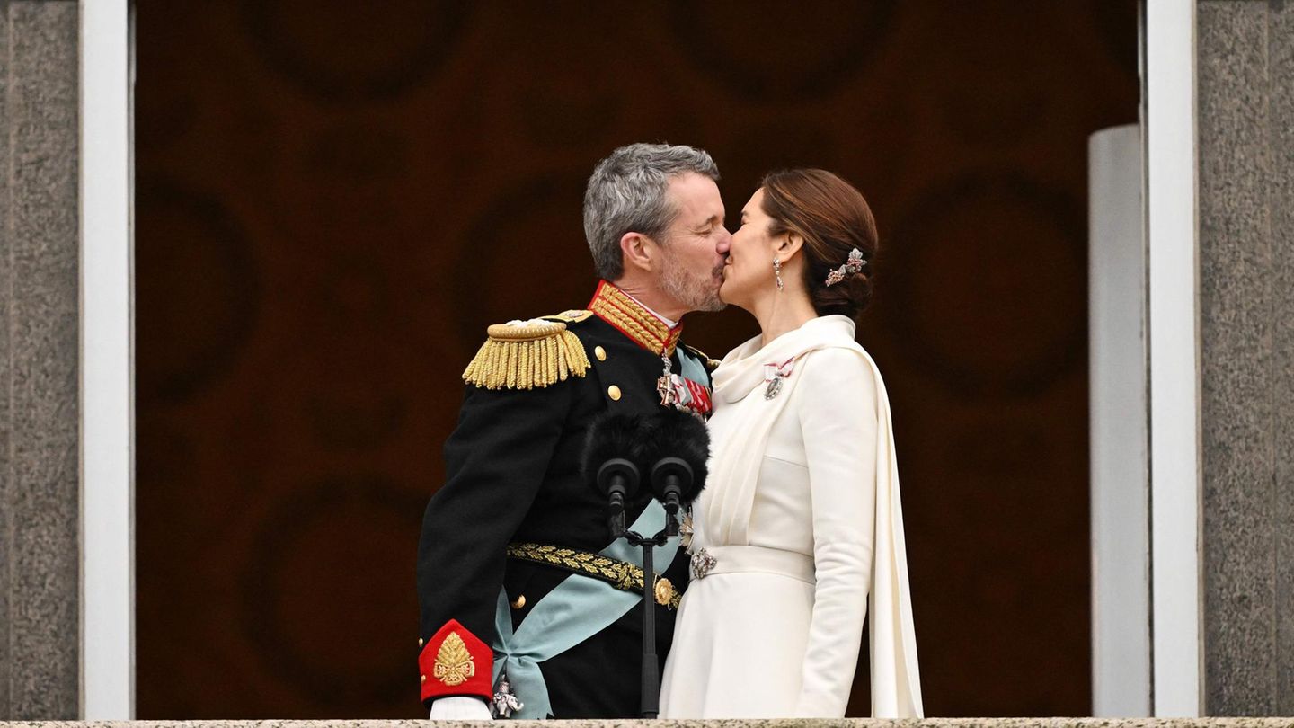 Der Kuss des neuen Königspaares: Frederik küsst Mary auf dem Balkon des Christiansborg Palastes in Kopenhagen