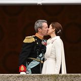 Der Kuss des neuen Königspaares: Frederik küsst Mary auf dem Balkon des Christiansborg Palastes in Kopenhagen