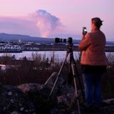 Mit gebührendem Sicherheitsabstand ist der Vulkanausbruch bei Grindavík ein beliebtes Motiv – wie etwa für diese Fotografin