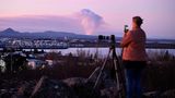 Mit gebührendem Sicherheitsabstand ist der Vulkanausbruch bei Grindavík ein beliebtes Motiv – wie etwa für diese Fotografin