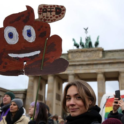 Demonstrierende vor dem Brandenburger Tor in Berlin