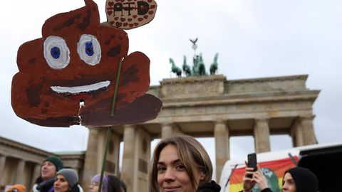 Demonstrierende vor dem Brandenburger Tor in Berlin