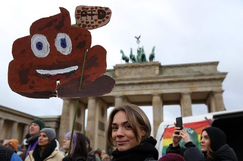 Demonstrierende vor dem Brandenburger Tor in Berlin