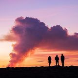 Fasziniert von dem Naturschauspiel: Menschen beobachten von Norden aus den Ausbruch des Vulkans