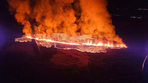 Ein Hubschrauber der Küstenwache hat den Vulkanausbruch festgehalten