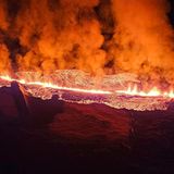 Ein Hubschrauber der Küstenwache hat den Vulkanausbruch festgehalten