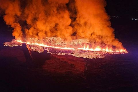 Ein Hubschrauber der Küstenwache hat den Vulkanausbruch festgehalten