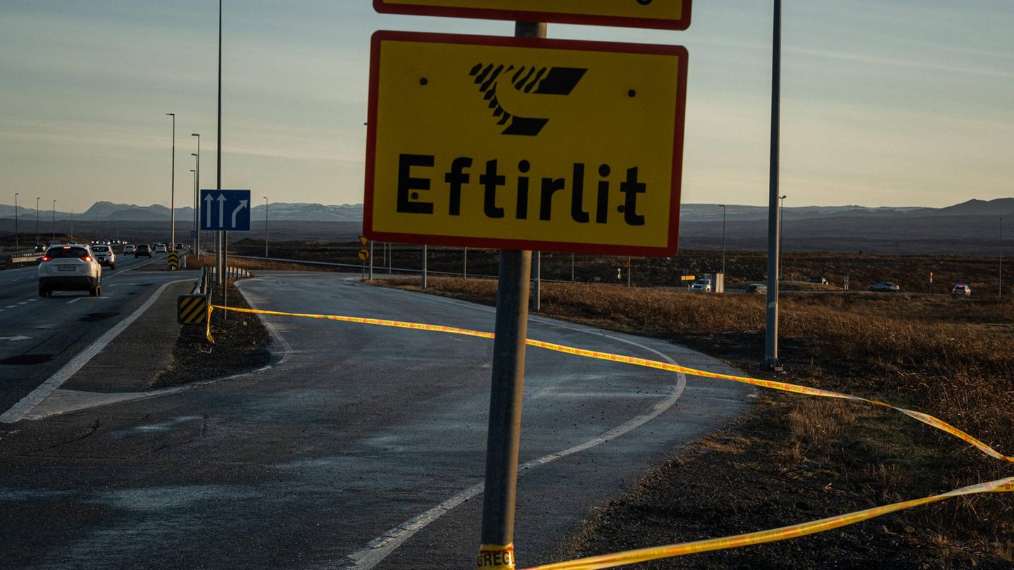 Die Zufahrt zu dem Küstenort Grindavík ist mit einem Band abgesperrt