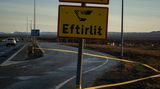 Die Zufahrt zu dem Küstenort Grindavík ist mit einem Band abgesperrt