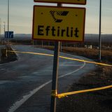 Die Zufahrt zu dem Küstenort Grindavík ist mit einem Band abgesperrt