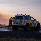 Rettungskräfte haben sich mit ihrem Fahrzeug in Stellung gebracht