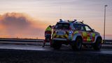 Rettungskräfte haben sich mit ihrem Fahrzeug in Stellung gebracht