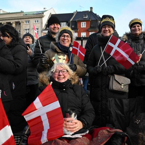 Seit den Morgenstunden warten Dänen vor Schloss Christiansborg in der Januarkälte auf den neuen König