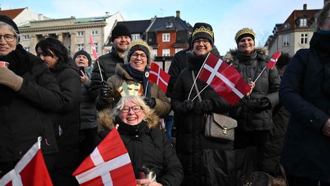 Seit den Morgenstunden warten Dänen vor Schloss Christiansborg in der Januarkälte auf den neuen König