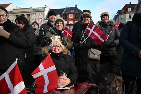 Seit den Morgenstunden warten Dänen vor Schloss Christiansborg in der Januarkälte auf den neuen König