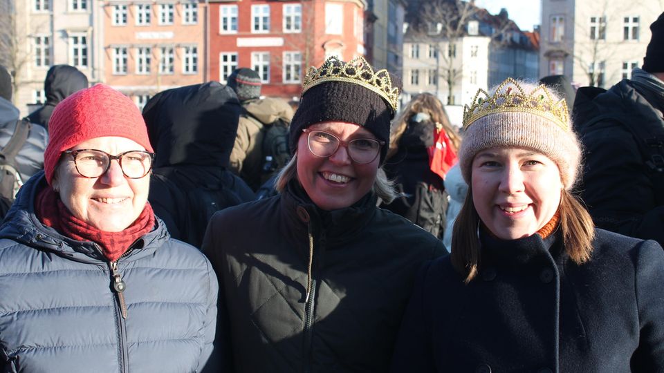 Helle, Pernille und Isa (v.l.n.r.) sind vom neuen Königspaar begeistert