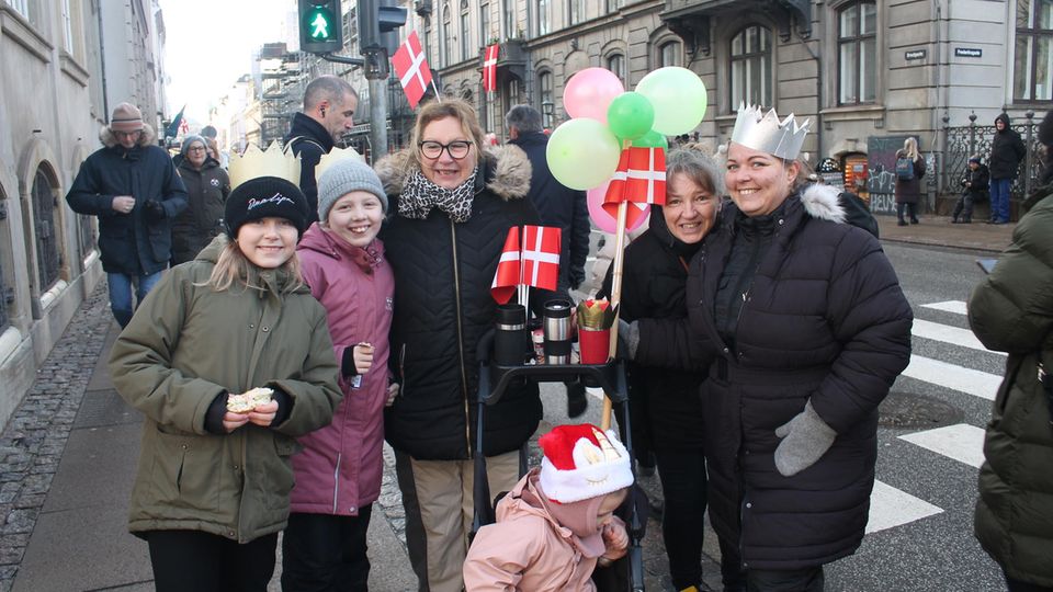 Familie mit Fähnchen und Ballons in Kopenhagen