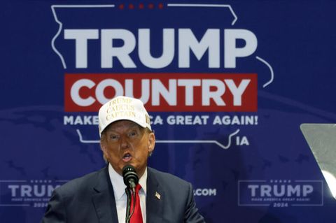 Donald Trump am Sonntagmittag bei seiner letzten Kundgebung in der Kleinstadt Indianola vor der Iowa-Vorwahl am Montag
